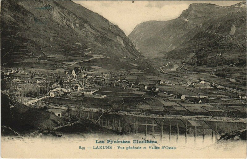 CPA LARUNS Vue Generale et Vallee d'Ossau (1142387)