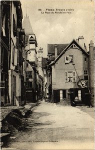 CPA Vieux TROYES - La Place du mmarché au pain (71888)