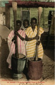 CPA AK Fortier 48 Dakar- Trois Jeune Filles pilant le Couscous SENEGAL (812070)