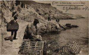 CPA La Pointe du RAZ - Le Port de Bestrée - Préparatife pour la péche (457899)