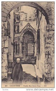 Old Lady, Vieille Rue Saint-Yves, Chartres (Eure-et-Loir), France, 1900-1910s