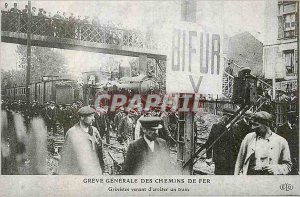 COPY Greve Generale Railways strikers Coming from a Train Stop