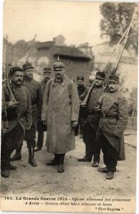 CPA La Grande Guerre 1914 - Officier Allemand fail prisonnier a ARRAS (220247)