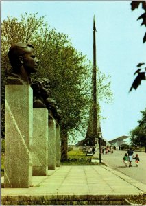 VINTAGE CONTINENTAL SIZE POSTCARD MONUMENT TO THE CONQUERORS OF SPACE RUSSIA