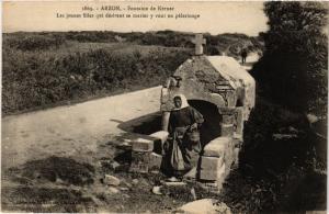 CPA Arzon-Fontaine de Kerner Les jeunes filles qui desirent se marier (293724)