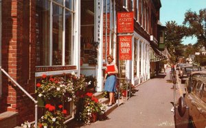 Vintage Postcard The Yankee Bookshop Landmark For Thirty Years Woodstock Vermont