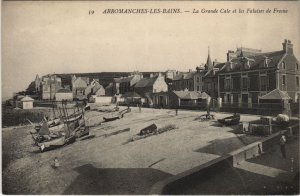 CPA ARROMANCHES-les-BAINS La Grande Cale et les Falaises de Fresne (1227216)