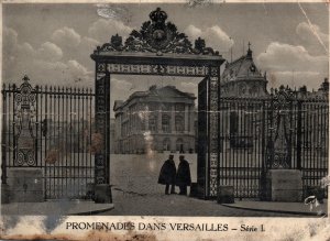 THE GATES TO THE PALACE OF VERSAILLE c. 1920's CARD IS IN POOR CONDITION (AS-IS)