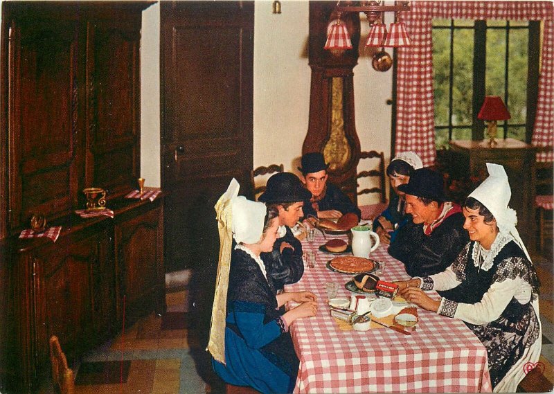 Postcard Ethnic traditions French folklore costumes Le Poitou