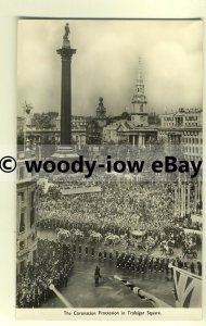 r0341 - Queen Elizabeth , Coronation Procession in Trafalgar Square - postcard