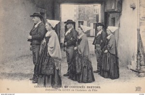 Habitants du LEON en costumes de Fete , France , 00-10s