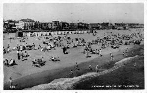 GT YARMOUTH NORFOLK UK CENTRAL BEACH POSTCARD 1950s