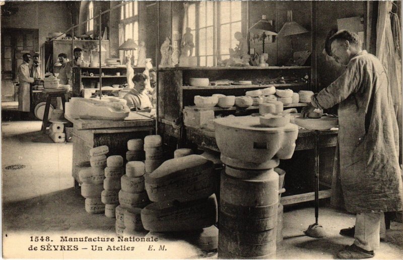 CPA Sevres Manufacture Nationale un atelier (1315729)
