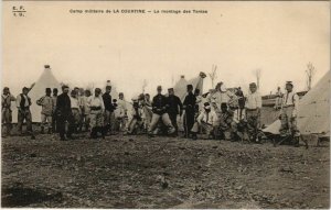 CPA La Courtine Le montage des Tentes FRANCE (1050482)