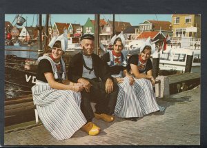 Netherlands Postcard - Volendam Costumes  T8858