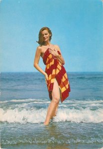 Pin Up Lady.  In the beach Modern Spanish postcard