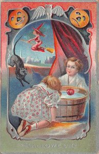 HALLOWEEN CHILDREN DUCKING FOR APPLES WITHC CAT JOL'S EMBOSSED POSTCARD  1911