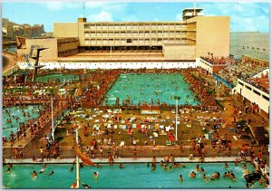 VINTAGE CONTINENTAL SIZE POSTCARD THE MUNICIPAL SWIMMING POOLS AT PORTUGALETE