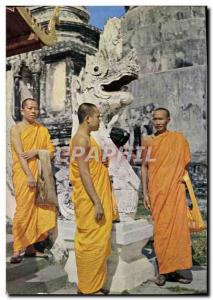 Postcard Modern Thailand Three Thais Bonzes In Their clothes Monastic Yellow