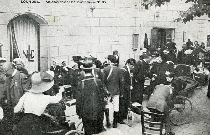 France - Lourdes. Malades devant les Piscines