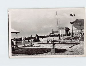 Postcard La terrasse du Casino, Fécamp, France