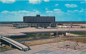 TORONTO CANADA INTERNATIONAL AIRPORT NEW AEROQUAY SHOWING SUNDIAL POSTCARD 1960s