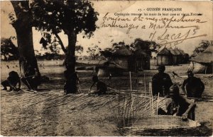 PC CONIAGUIS TRESSANT LES MURS DE LEUR CASE FRENCH GUINEE GUINEA (a35847)