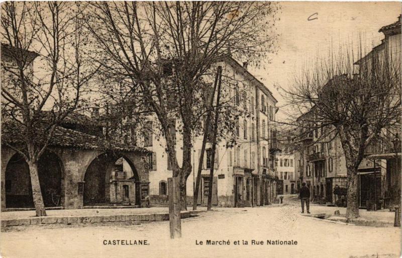 CPA CASTELLANE Le Marché et la Rue Nationale (683475)