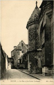 CPA Noyon- La Rue et la Porte Corbault FRANCE (1020541)