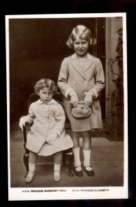 r4040 - Princesses Elizabeth shows off new Purse, with sullen sister - postcard
