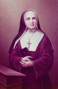 A Nun Modern Spanish religious postcard. 10 x 15 cms.