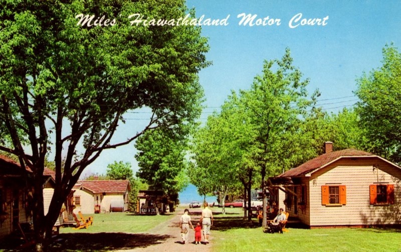 St. Ignace, Michigan - Miles' Hiawathaland Motor Court - on Lake Huron - 1950s