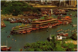 VINTAGE CONTINENTAL SIZE POSTCARD THE ABERDEEN FLOATING RESTAURANT HONG KONG