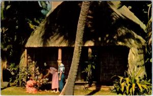 KAILUA,  HI Hawaii    PALACE YARD   GRASS HUT c1950s    Postcard