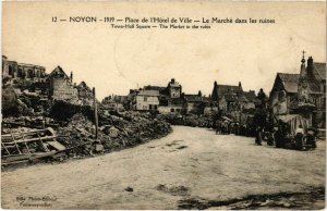 CPA Noyon- Place de l'Hotel de Ville,le Marche dans les ruines FRANCE (1020549)