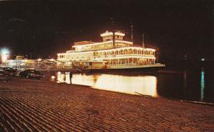 Missouri St Louis Lt Robert E Lee Moored At Foot Of Gateway Arch