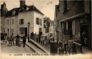 CPA AUXERRE - Vieilles Maisons rue de l'YONNE (658434)