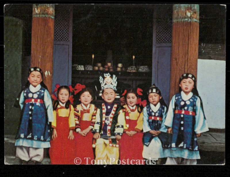 Children's Festival : Korean children in traditional costume.