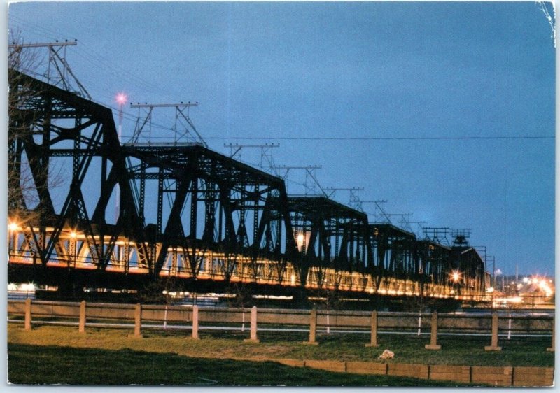 M-104242 US Government Bridge Davenport Iowa USA