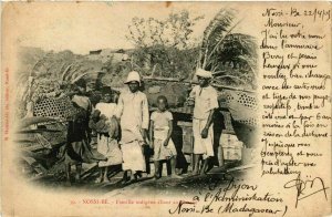 CPA AK NOSSI-BE Famille indigene allant au marche MADAGASCAR (709619)