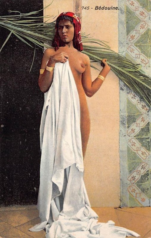 ARAB WOMAN BEDUINE NELLA LIBIA ITALIANA DONNA BEDUINA POSTCARD (c. 1910) 