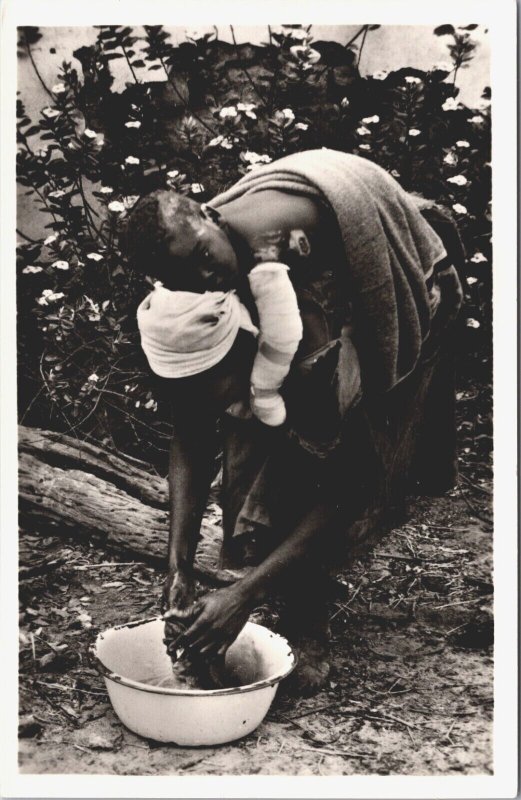 Zimbabwe Mbuma Rhodesia Mother With Carries Her Sick Child RPPC 09.53