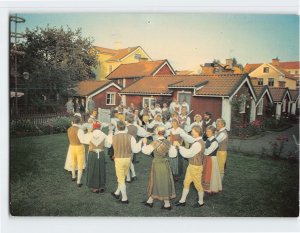 Postcard Västerviks Folkdanslag vid Båtsmansstugorna i Västervik, Sweden