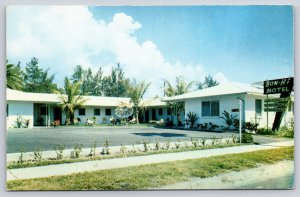 Roadside View~Sarasota Florida~Bon-Hi Motel~Umbrella~Palms~Sign~1950s Postcard
