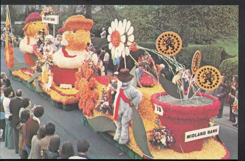 Lincolnshire Postcard - The Flower Parade, Spalding - A Decorated Float  N627