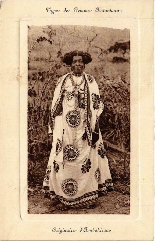 CPA AK Type de femme Antanakara. Originaire d'Ambokirano. MADAGASCAR (626153)