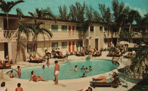 Vintage Postcard Entrada Motel North Federal Highway U. S. Route 1 Hollywood Fla