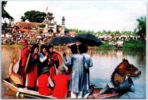 VINTAGE CONTINENTAL SIZE POSTCARD QUAN HO SINGING ON BOATS AT THE LIM FESTIVAL