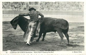 Spain corrida bull fight matador passing the bull photo postcard L. Roisin 