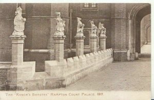 Middlesex Postcard - The Kynge's Beestes Hampton Court Palace - Ref TZ6426